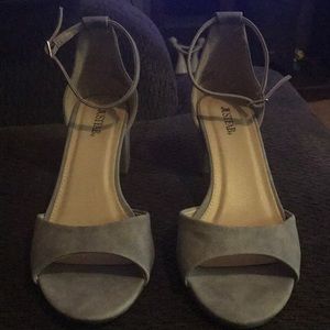 Grey mini heels! 7 1/2